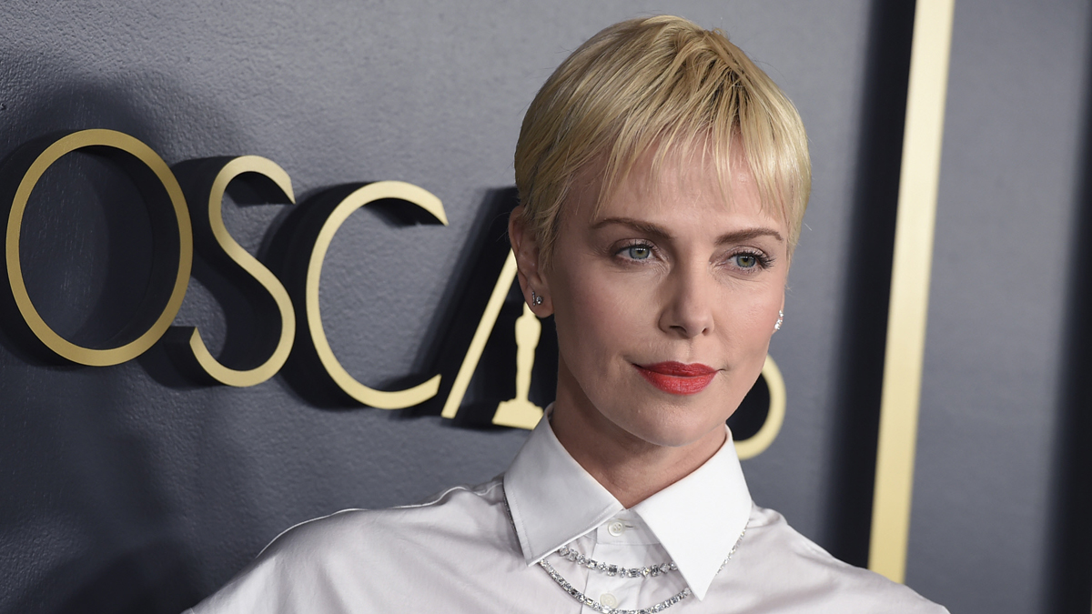 La actriz Charlize Theron con corte de estilo masculino. (Fuente: Gtres)