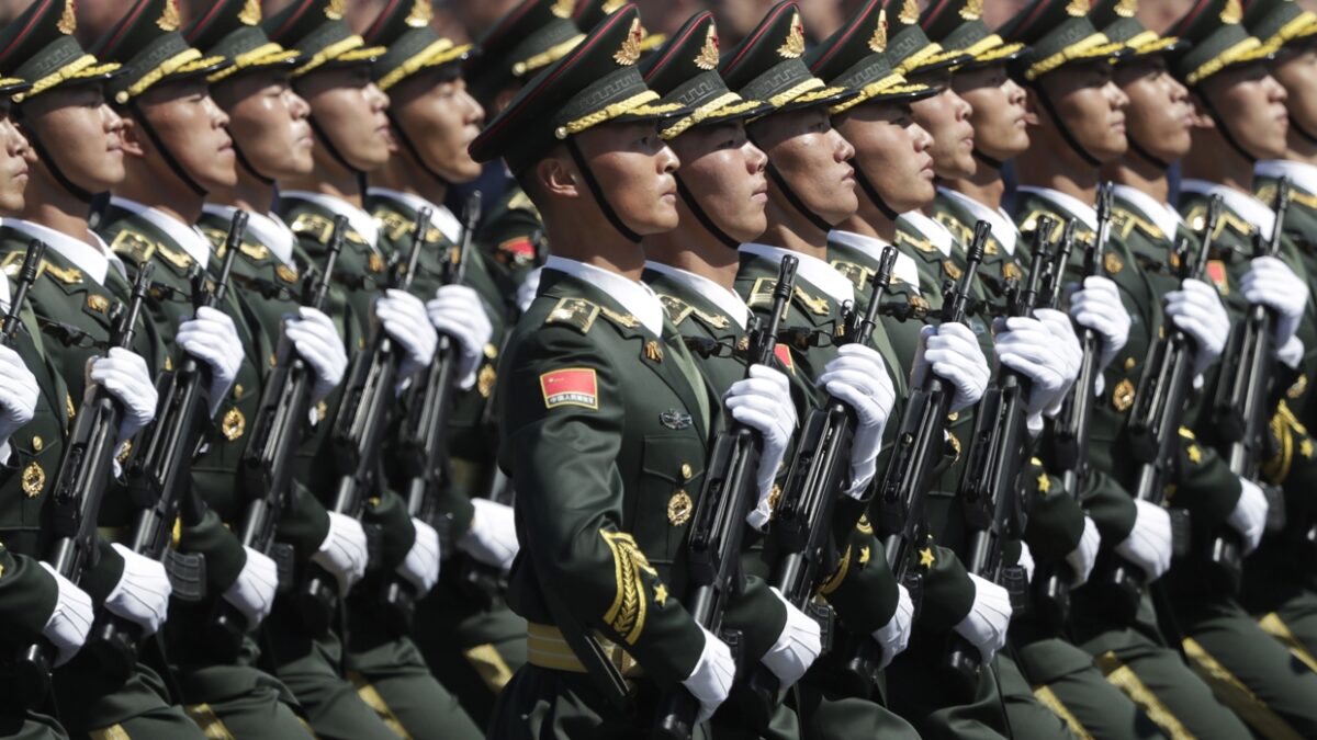 China recluta con sueldos astronómicos a expilotos británicos para entrenar a sus militares