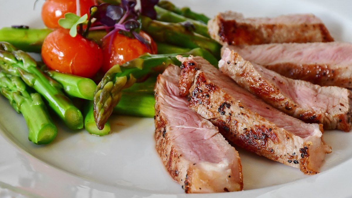 Un plato de comida equilibrado también influye en el desarrollo de demencia. 