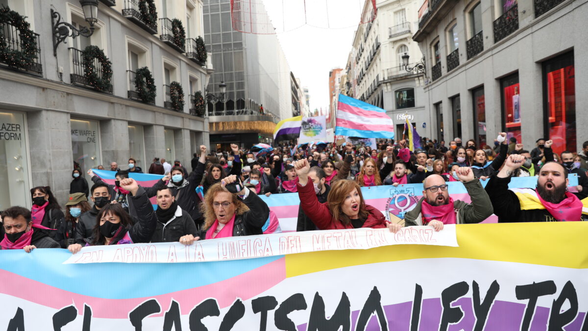 El ‘lobby trans’ declara al PSOE ‘non grato’ y lo expulsará del Orgullo si no aprueba la ley