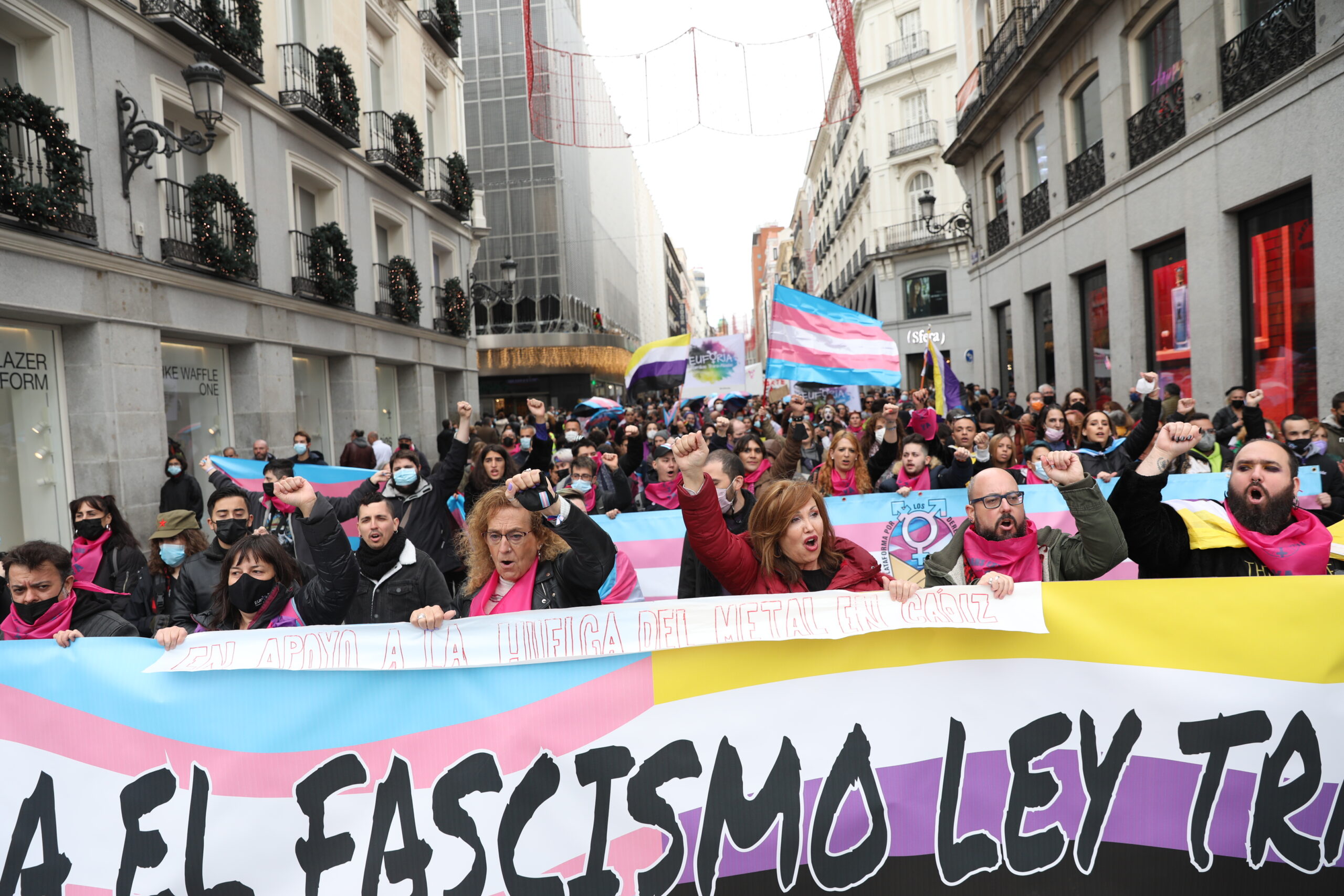 El ‘lobby trans’ declara al PSOE ‘non grato’ y lo expulsará del Orgullo si no aprueba la ley