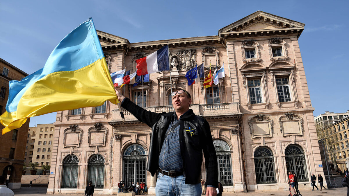 Francia dará 150 euros al mes a las familias que acojan a refugiados ucranianos