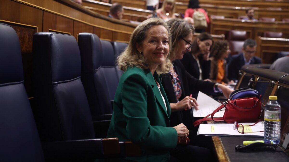 Calviño a PP y VOX: «Me enternece ver cómo se preocupan por los pobres de España»