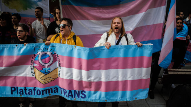El colectivo LGTBI: es «inaceptable» que el PSOE «recorte derechos a los menores trans»
