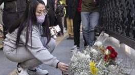 El presidente surcoreano visita el altar en homenaje a las víctimas de la fiesta de Halloween en Seúl