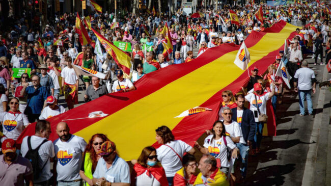 Miles de personas conmemoran el Día de la Hispanidad en las calles de Barcelona