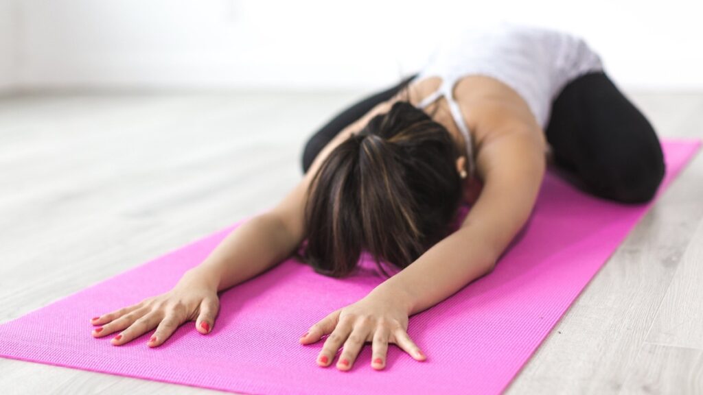 Hacer ejercicio ayuda a prevenir el dolor de espalda. 