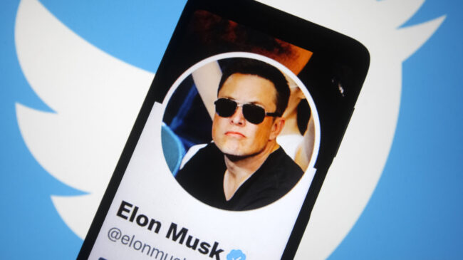 Elon Musk anuncia un abono mensual de ocho dólares para certificar cuentas de Twitter