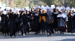 Un centenar de estudiantes afganas protestan tras el atentado a un centro educativo