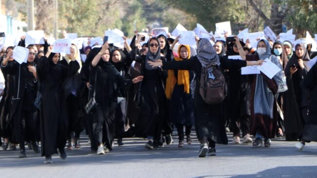 Un centenar de estudiantes afganas protestan tras el atentado a un centro educativo