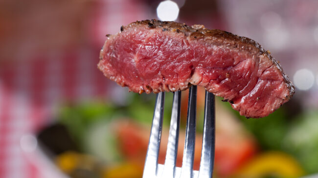 Los cuatro tipos de personas que no deberían comer carne, según los médicos