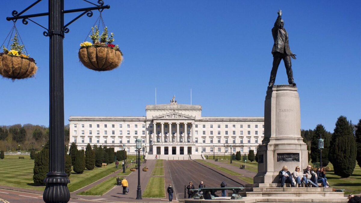 Reino Unido convoca elecciones a la Asamblea de Irlanda del Norte, pero no especifica cuándo