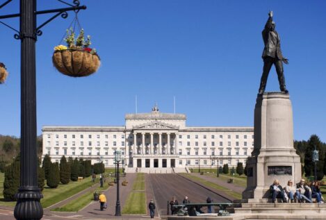 Reino Unido convoca elecciones a la Asamblea de Irlanda del Norte, pero no especifica cuándo