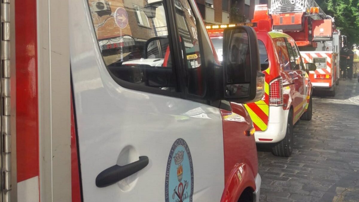 Hallado el cadáver de un varón en el interior de un coche ardiendo en Puente Genil (Córdoba)