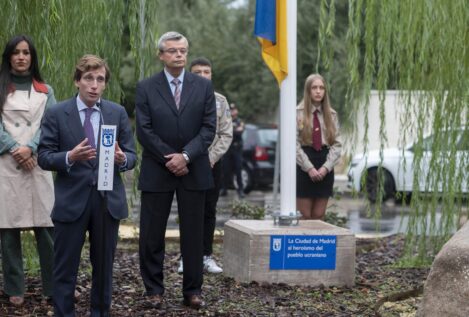Madrid iza la bandera de Ucrania junto a la Embajada como gesto de apoyo