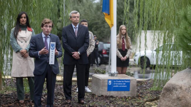 Madrid iza la bandera de Ucrania junto a la Embajada como gesto de apoyo