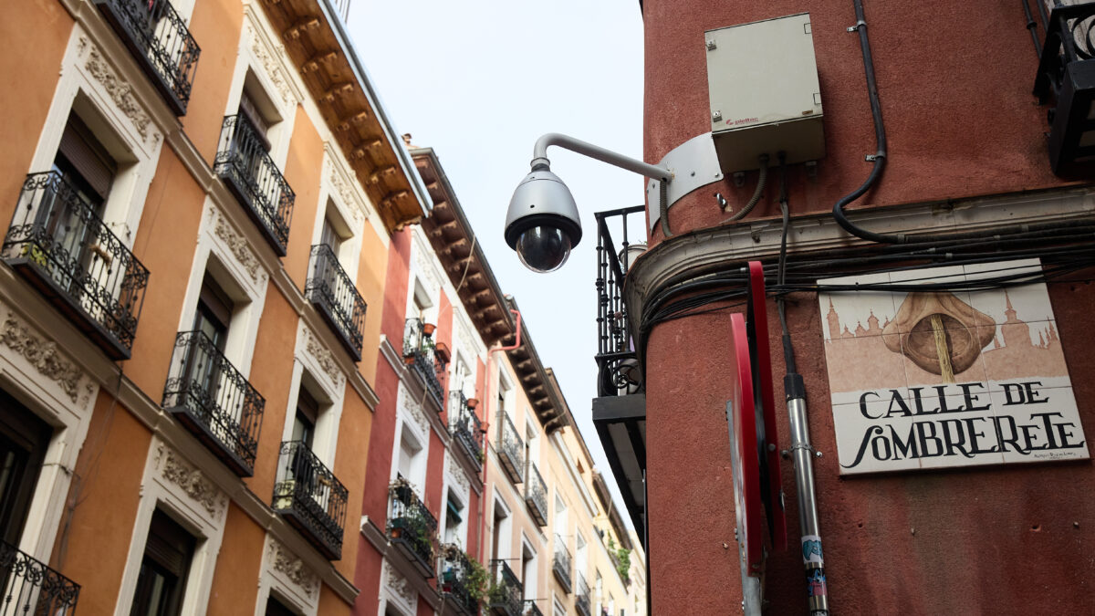 Puñaladas, narcopisos, drogadicción, robos… Los vecinos de Lavapiés piden auxilio