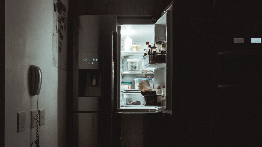 Abrir la puerta del frigorífico más de lo necesario también repercute en la factura de la luz. 