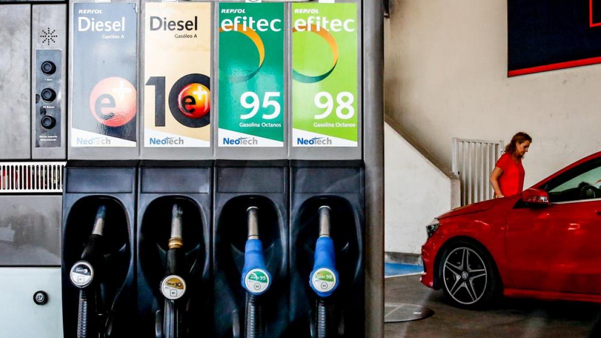 El precio de los carburantes sigue  su escalada y se encarece hasta un 5%, acercando el diésel a los 2 euros