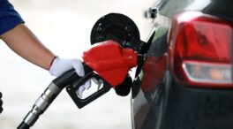 La gasolina vuelve a subir, un 0,83%, y el gasóleo a bajar, un 1,36%