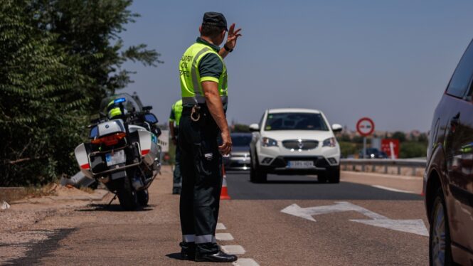 La ubicación de los radares invisibles de la DGT, así puedes verla en Google Maps 5 Motor16 patrulla policial Guardia Civil