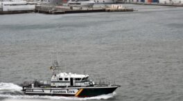 La Guardia Civil detiene a cuatro personas por patronear un pesquero con 29 inmigrantes
