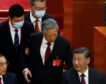 El expresidente Hu Jintao, escoltado fuera del Congreso del Partido Comunista chino