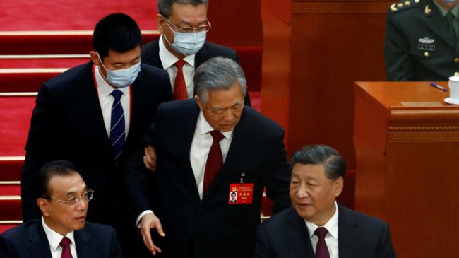 El expresidente Hu Jintao, escoltado fuera del Congreso del Partido Comunista chino
