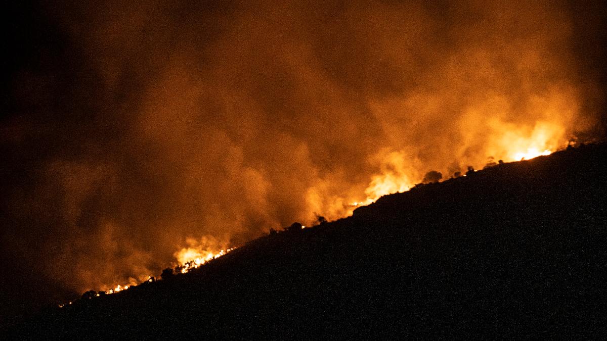 Extinguido un incendio en Iznalloz (Granada) que ha calcinado 130 hectáreas