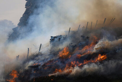 Bajan a seis los incendios activos en Cantabria y Asturias apaga todos sus fuegos forestales