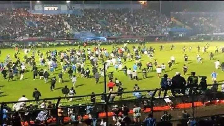 (VÍDEO) Tragedia en Indonesia: al menos 131 muertos y más de 400 heridos tras disturbios en un estadio de fútbol