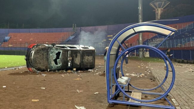 Al menos 174 muertos por los disturbios en un partido de fútbol en Indonesia