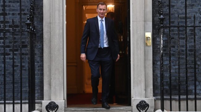 El nuevo ministro británico de Economía anula las medidas fiscales de su antecesor ante la crisis generada