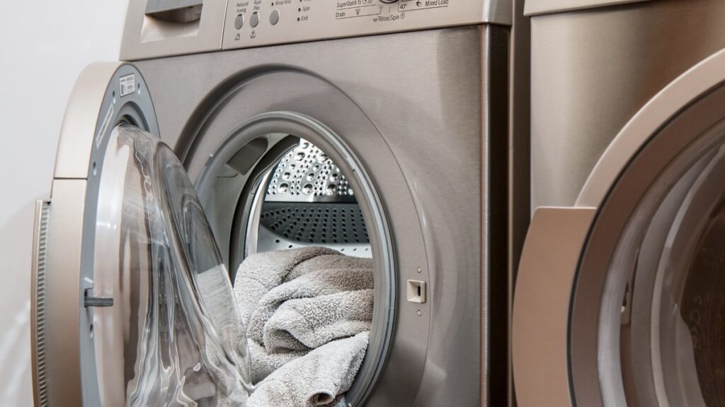 Centrifugar la ropa antes de usar la secadora permite ahorrar mucha energía. 