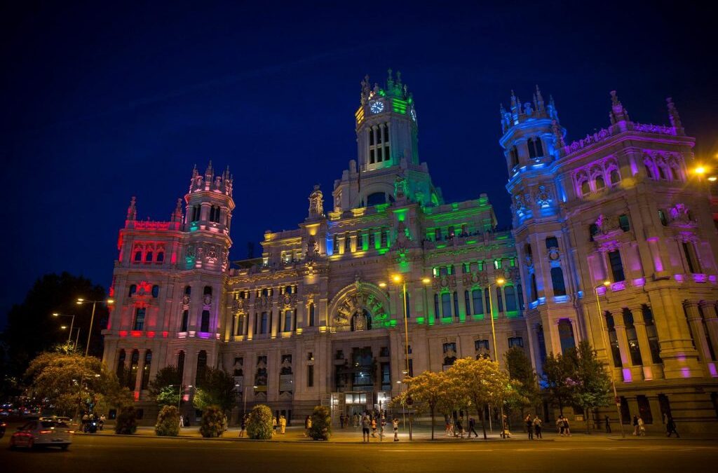 Archivada la denuncia contra Almeida por no ondear la bandera LGTBI en el Ayuntamiento