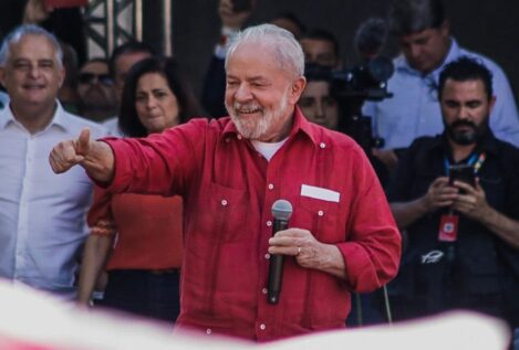 Lula da Silva aventaja en ocho puntos a Bolsonaro en las encuestas de Brasil