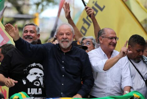 Lula solo cuenta con cuatro puntos de ventaja sobre Bolsonaro en la última encuesta