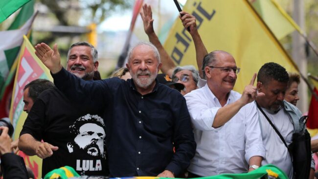 Lula solo cuenta con cuatro puntos de ventaja sobre Bolsonaro en la última encuesta
