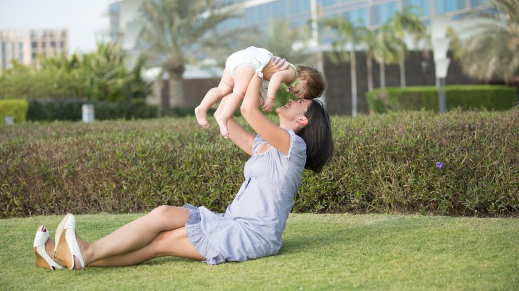 Una madre juega con su hijo en el parque