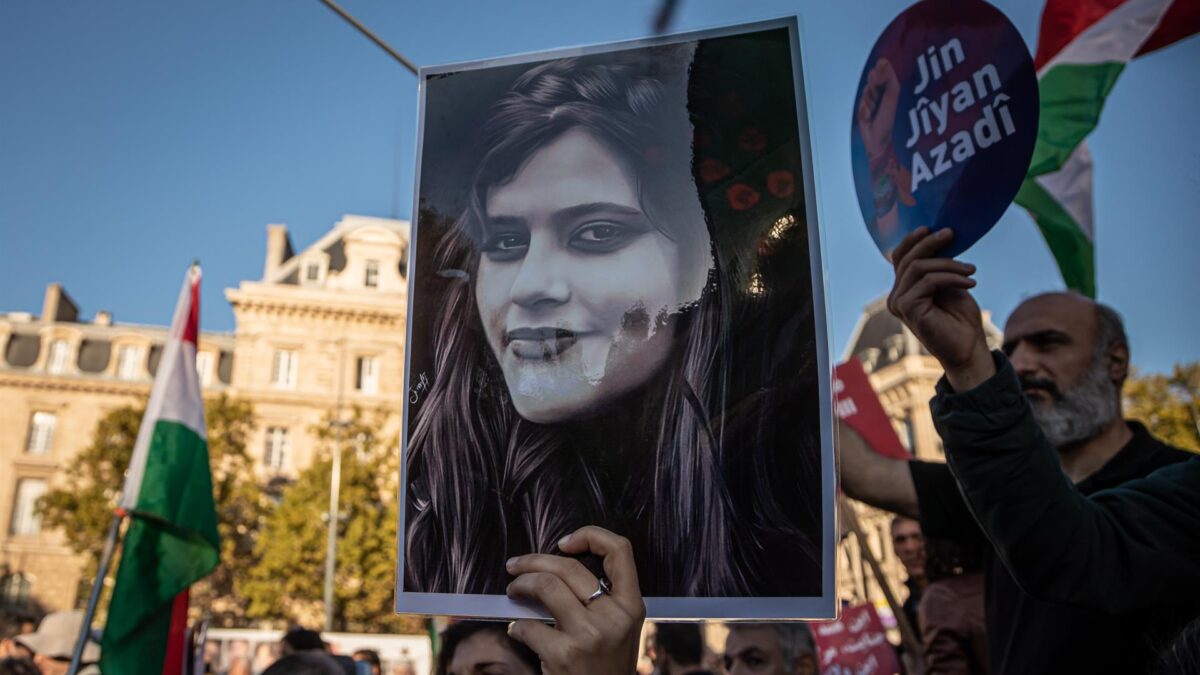 Las protestas en Irán cumplen un mes sin síntomas de perder fuerza: represión, condenas y choques en prisión