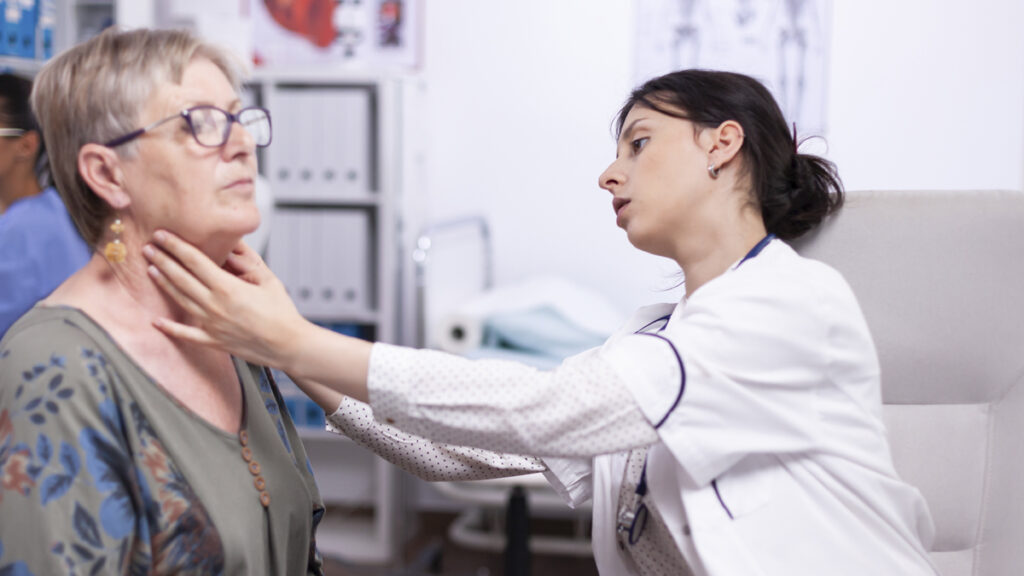 Médico especialista explorando el estado del cuello de una paciente. (Fuente: Freepik/DCStudio)