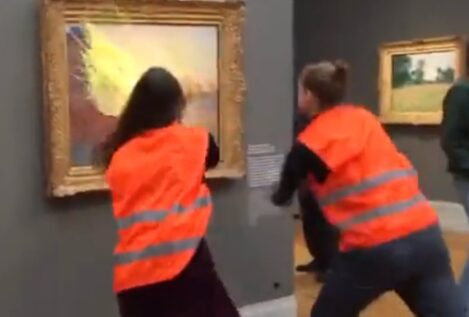 Activistas climáticos lanzan puré de patata a un cuadro de Monet en un museo de Alemania