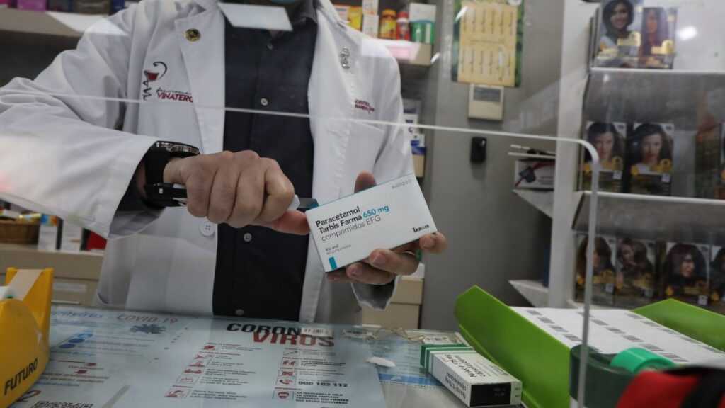Un farmacéutico con una caja de paracetamol. 