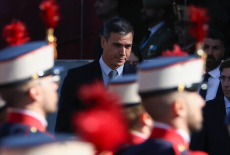 Sánchez se defiende de su retraso a la llegada del desfile: «He salido cuando me han dicho»