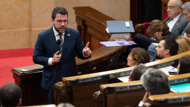 Aragonès sufre sus primeras derrotas parlamentarias con JxCat en la oposición