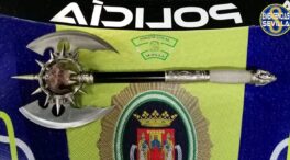 La Policía localiza un hacha medieval en coche de un conductor sin carné en Sevilla