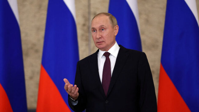 La UE acuerda más sanciones contra Moscú que incluyen un tope al precio del petróleo ruso