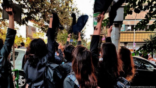 (VÍDEO) Los jóvenes, contra la teocracia iraní: derriban el muro que separa entre hombres y mujeres en la Universidad