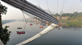 La Policía india detiene a nueve empleados a cargo de la seguridad del puente derrumbado