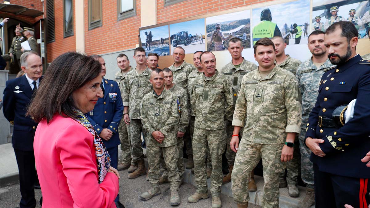 Robles visita a los militares ucranianos en España: «Les apoyaremos hasta que ganen»